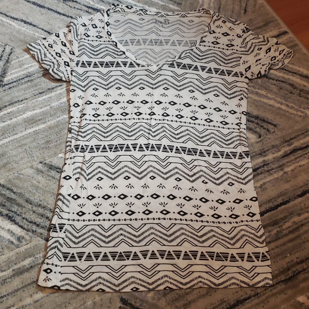 Aztec Print V-Neck - Picture 2 of 3